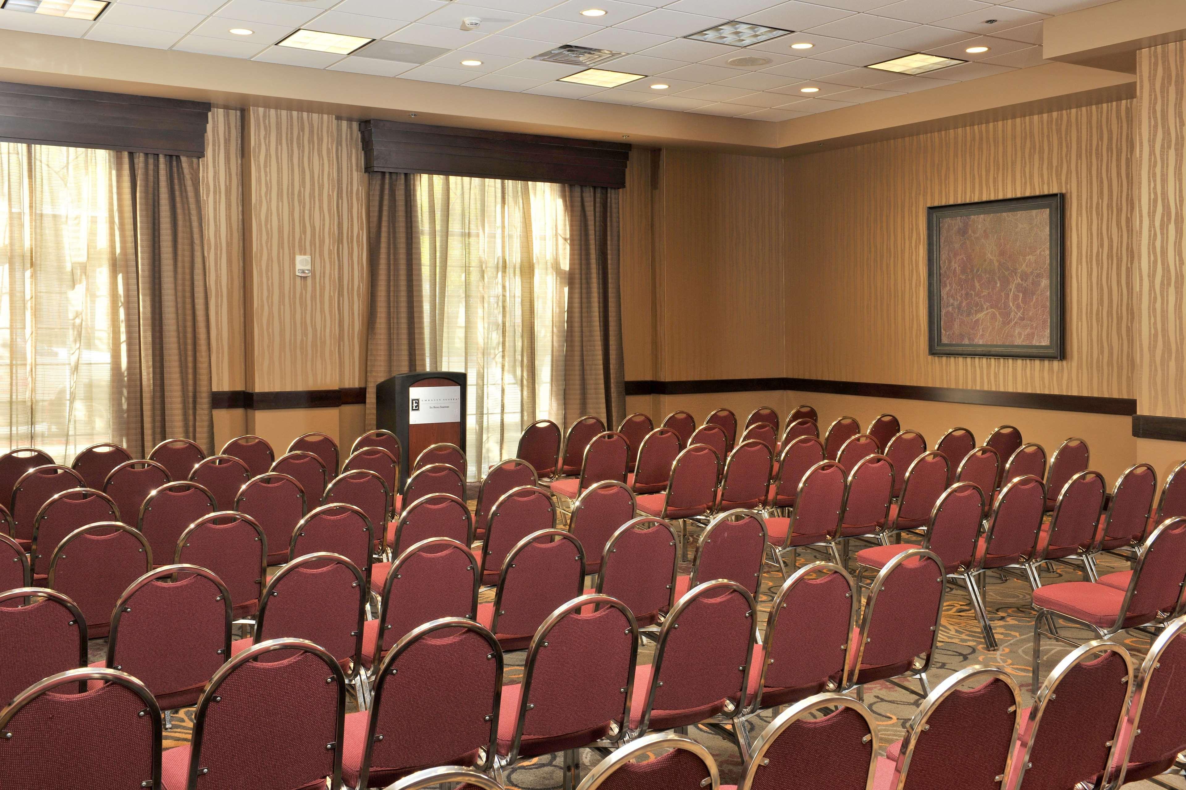 Embassy Suites Des Moines Downtown Бизнес фото
