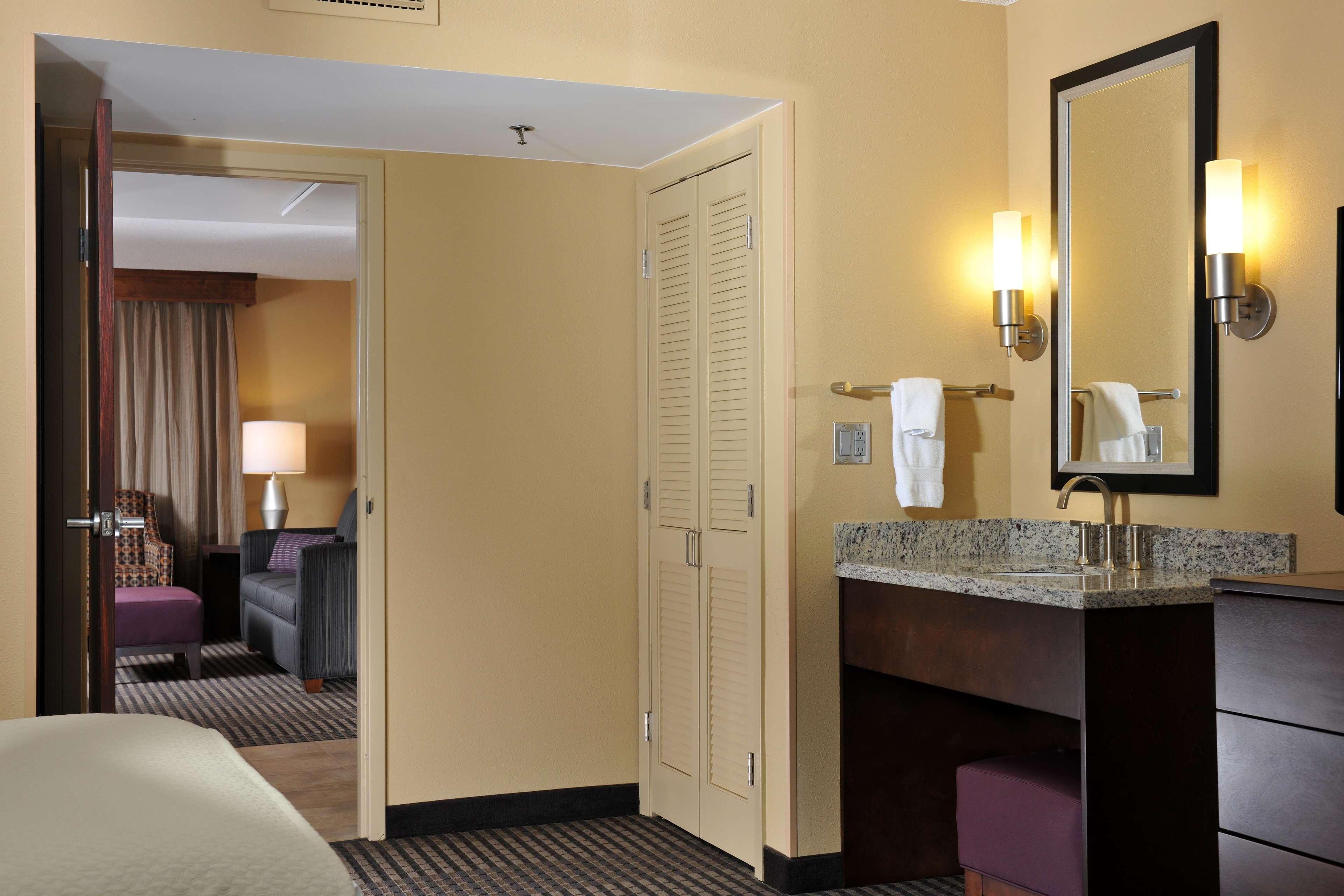 Embassy Suites Des Moines Downtown Экстерьер фото