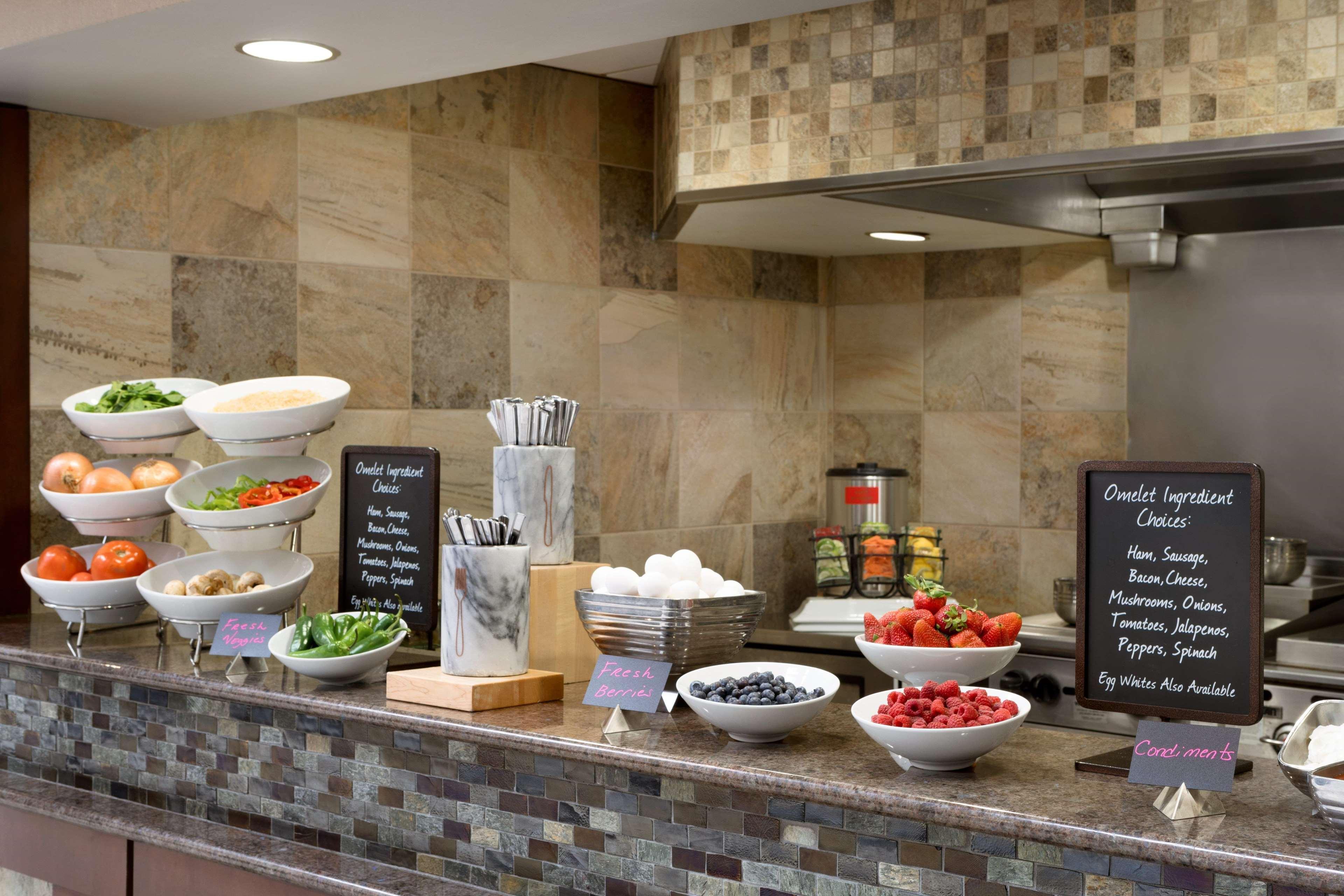 Embassy Suites Des Moines Downtown Экстерьер фото