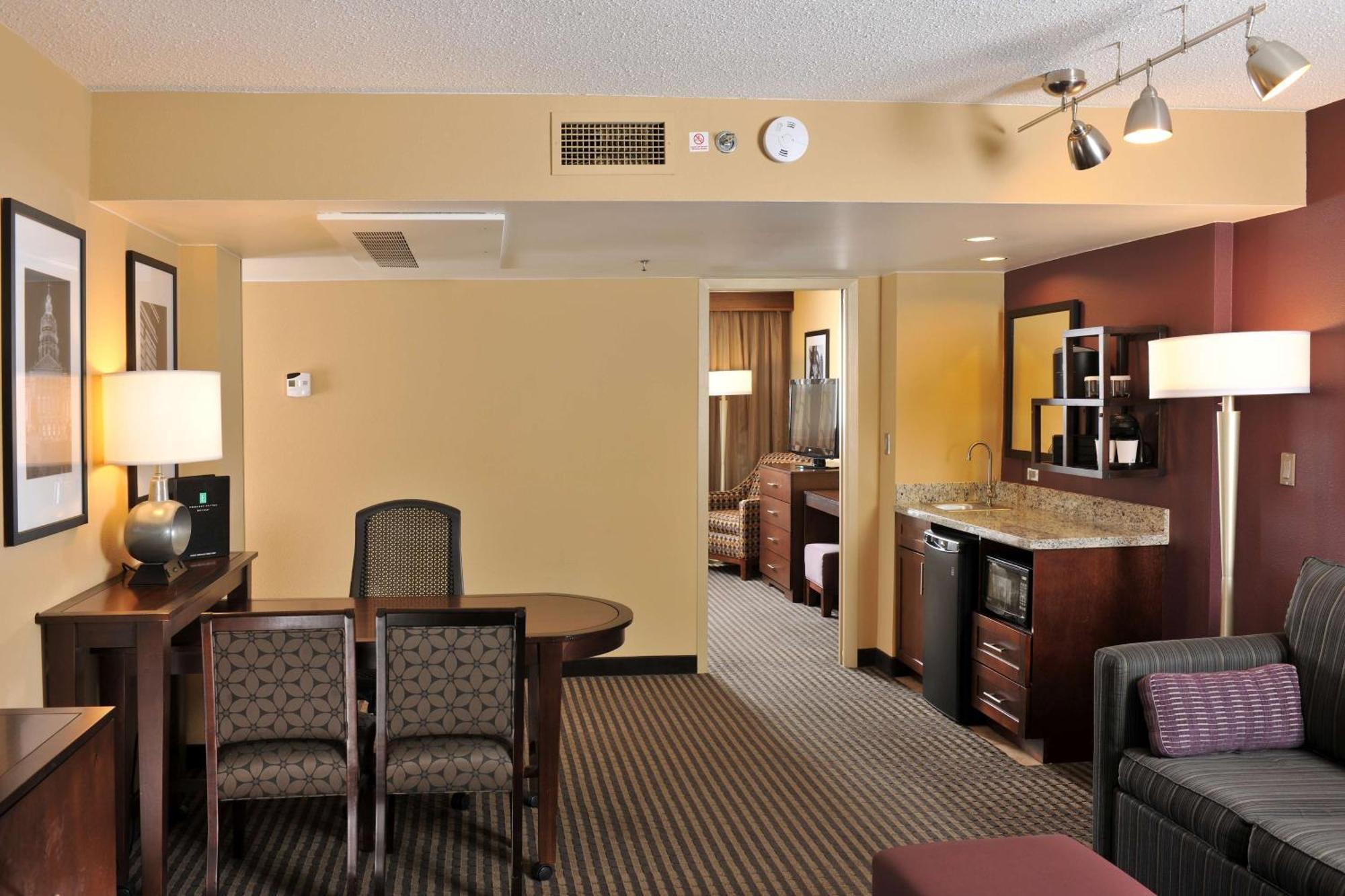 Embassy Suites Des Moines Downtown Экстерьер фото