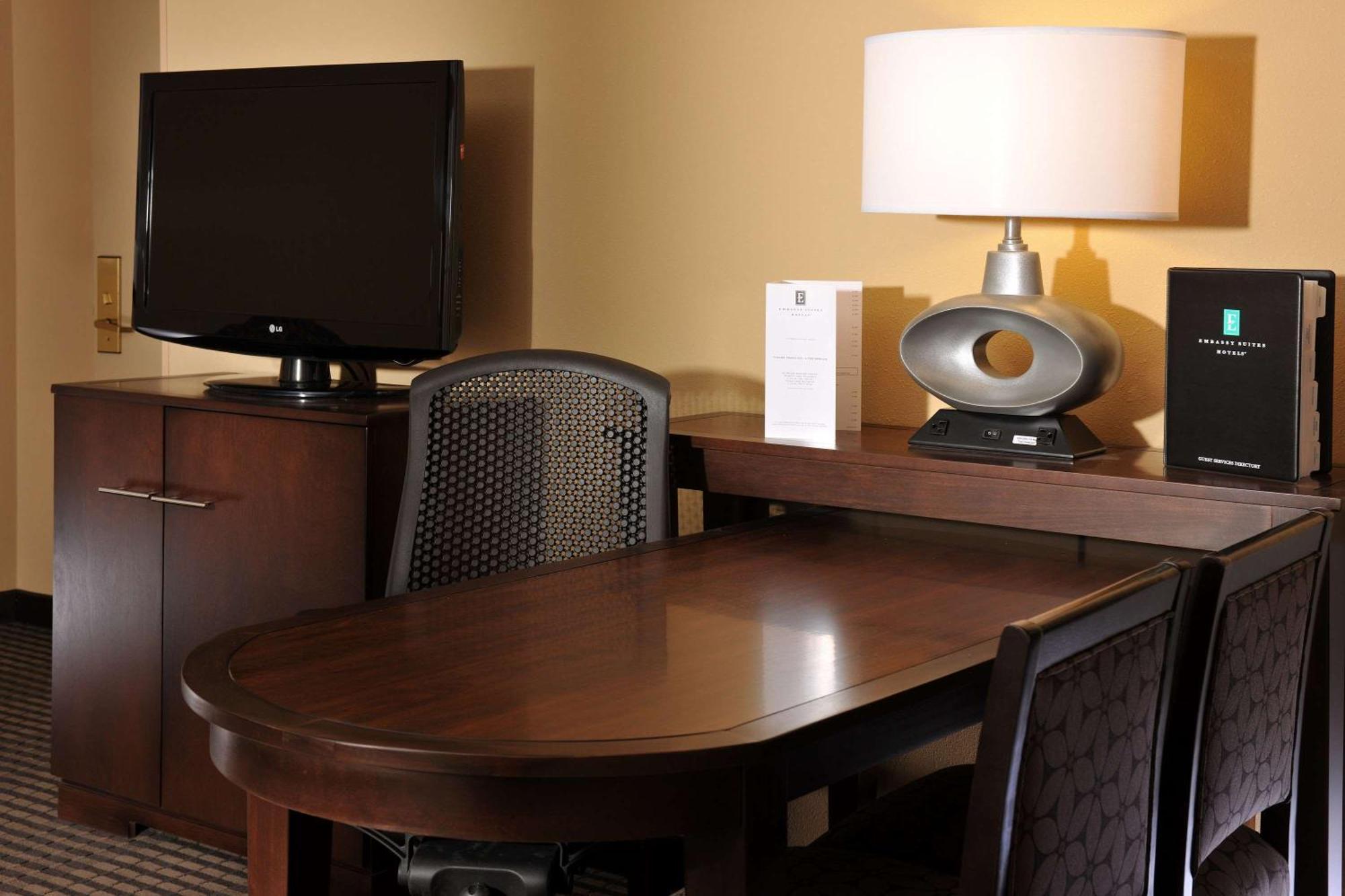 Embassy Suites Des Moines Downtown Экстерьер фото